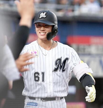 　２回、先制の右越えソロを放ちナインとタッチを交わす山本（撮影・開出牧）