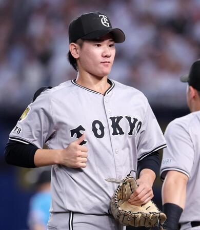 ３回を終え、ベンチに戻る井上