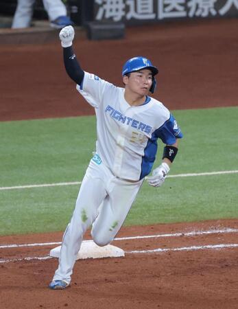 ４回、勝ち越し２ランを放ち、ガッツポーズの山県（撮影・西岡正）