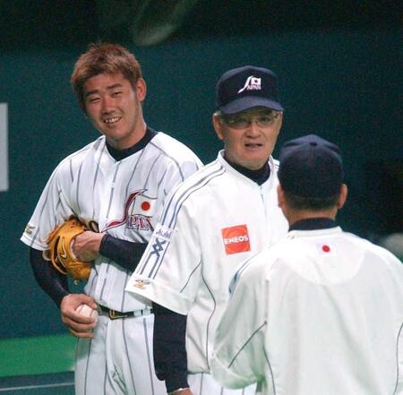 　談笑する（左から）日本代表・松坂大輔、日本代表・長嶋茂雄監督＝２００３年１０月３０日