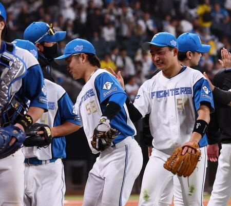 　阪神に勝利を挙げ、山県（右から２人目）らを迎える新庄監督（撮影・中島達哉）