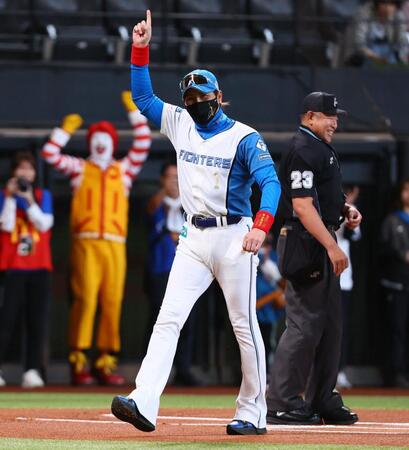 メンバー表交換後、笑顔を見せる新庄監督（撮影・中島達哉）