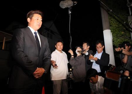 　取材に応じる松坂大輔氏（左）＝撮影・石井剣太郎