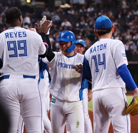 ４回、勝ち越し２ランを放ち、ナインに迎えられる山県（中央）＝撮影・中島達哉