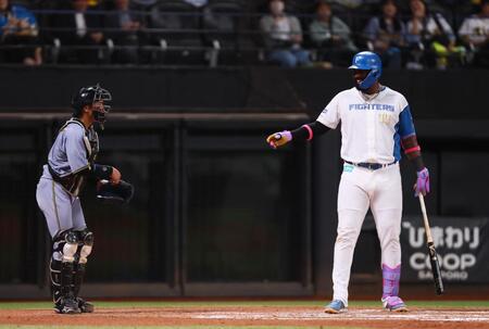 　７回、打席に入る前に梅野（左）と言葉を交わすレイエス（撮影・中島達哉）