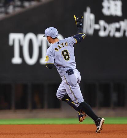 ８回、２ランを放ち、ポーズを決める佐藤輝（撮影・中島達哉）