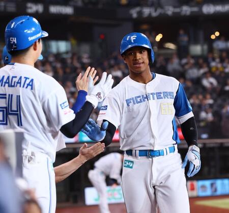 日本ハム・万波11号ソロで本塁打＆打点のリーグ２冠　阪神・佐藤輝の２発にはビックリ「泳いだ感じでここまで飛ぶんだ」