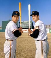 　バットを構える長嶋茂雄（右）と王貞治＝１９７０年２月