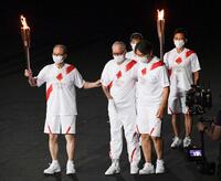 　東京五輪の開会式で王氏（左）、松井秀喜氏（右）と聖火ランナーを務める＝２１年７月