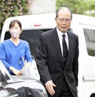 　弔問を終え自宅を出る王貞治氏。左は次女・三奈さん