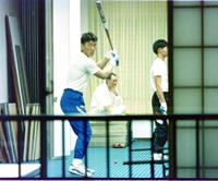 　春季キャンプで長嶋監督（奥）が見守る中、素振りをする松井秀喜＝９３年２月