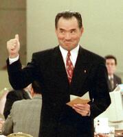 　ドラフト会議で松井を引き当てサムアップポーズ＝９２年