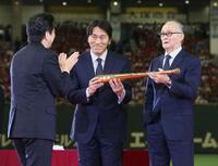 　国民栄誉賞の授与式で、安倍首相（左）から金のバットを授与される長嶋氏（右）と松井氏＝１３年５月