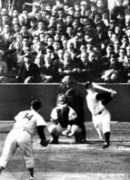 　プロデビュー戦で国鉄・金田正一から４打席連続三振の長嶋茂雄さん（右）＝１９５８年
