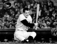 　豪快なスイングで空振りし、ヘルメットを飛ばす長嶋茂雄＝１９６８年