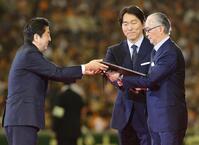 　１３年５月　松井秀喜氏とともに安倍首相（左）から国民栄誉賞の盾を受け取る