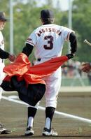 　背番号「３」を披露した長嶋監督＝２０００年