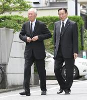 　長嶋茂雄さんの弔問に訪れた青木功氏と里見治氏（撮影・伊藤笙子）