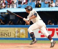 　５回、中前に逆転２点適時打を放ち喜ぶ早大・寺尾拳聖（撮影・金田祐二）