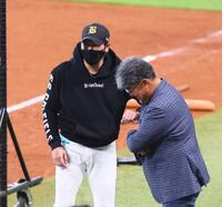 　試合前、亀山つとむ氏（右）と談笑する新庄監督（撮影・中島達哉）