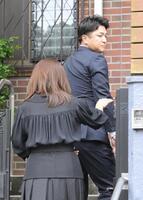 　長嶋茂雄さんの弔問に訪れた高橋由伸夫妻（撮影・伊藤笙子）