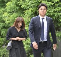 　長嶋茂雄さんの弔問に訪れた高橋由伸氏（右）と妻・麻衣さん（撮影・伊藤笙子）