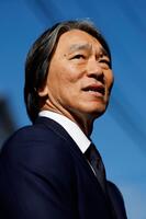 　長嶋茂雄さんの自宅を弔問に訪れ、取材に応じる松井秀喜さん