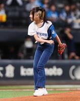 ファーストピッチセレモニーで投球し、笑顔を見せるＭＥ：Ｉ・ＫＥＩＫＯ（撮影・中島達哉）