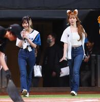 　ファーストピッチセレモニーに登場したＭＥ：ＩのＫＥＩＫＯ（左）とＡＹＡＮＥ（撮影・中島達哉）