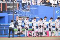 試合前、黙とうする阿部監督（左端）ら巨人ナイン（撮影・開出牧）