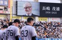 試合前、長嶋茂雄さんを悼み黙とうする阿部監督（手前右）ら