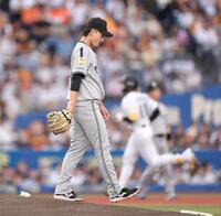 　２回、山本（後方）に先制の右越えソロ打たれた井上（撮影・開出牧）