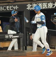 ２回、ソロを放ち、新庄監督（左）とタッチを交わす万波（撮影・西岡正）