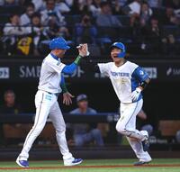 ４回、プロ初本塁打となる勝ち越し２ランを放ち、森本外野守備走塁コーチ（左）と笑顔でタッチを交わす山県（撮影・中島達哉）