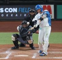 ４回、勝ち越し２ランを放つ山県（撮影・西岡正）