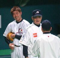 　談笑する（左から）日本代表・松坂大輔、日本代表・長嶋茂雄監督＝２００３年１０月３０日