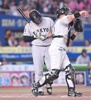 ９回、見逃し三振に倒れ首をひねる代打・リチャード（撮影・開出牧）