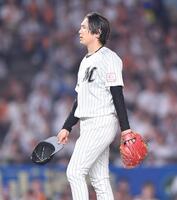 　７回、若林に死球を与え帽子を取る石川柊（撮影・開出牧）