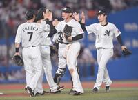 　巨人の追撃を振り切りタッチを交わす山本（中央）らロッテナイン（撮影・開出牧）