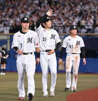 移籍後初勝利を挙げスタンドの祝福に応える石川柊（中央）。手前は藤岡、後方は山本（撮影・開出牧）
