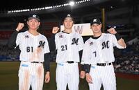 　移籍後初勝利を挙げガッツポーズを決める石川柊（中央）。左は先制ソロの山本、右は２ランを放った藤岡（撮影・開出牧）