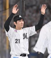 　移籍後初勝利を挙げファンの祝福に応える石川柊（撮影・開出牧）