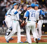 　今季１０セーブ目を挙げ、ナインと喜び合う田中（左）＝撮影・中島達哉