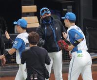 　阪神に勝利し、ナインを迎える新庄監督（中央）＝撮影・西岡正