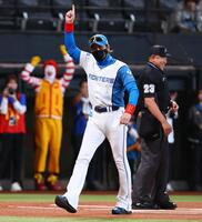 メンバー表交換後、笑顔を見せる新庄監督（撮影・中島達哉）