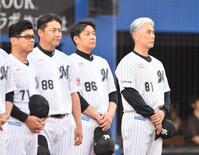 　試合前、黙とうする（右から）吉井監督、サブローヘッドコーチ、金子チーフ守備走塁コーチ、建山投手コーチ（撮影・開出牧）
