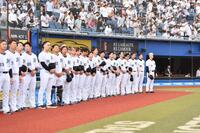 　試合前、黙とうするロッテナイン（撮影・開出牧）