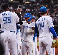 ４回、勝ち越し２ランを放ち、ナインに迎えられる山県（中央）＝撮影・中島達哉