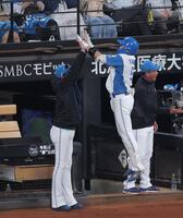 ４回、勝ち越し２ランを放ち、新庄監督（左）とハイタッチする山県（撮影・西岡正）