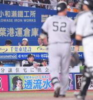 ９回、代打・リチャード（５２）が見逃し三振に倒れ、ベンチでがっくりの阿部監督（後方）＝撮影・開出牧